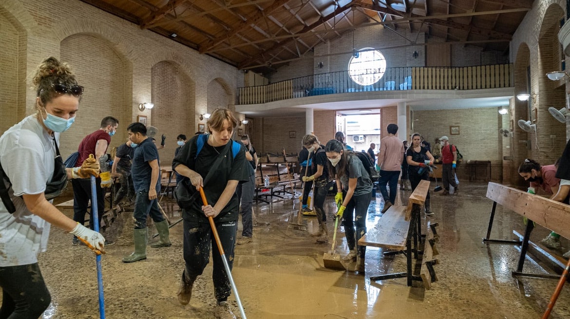 Voluntarios en la parroquia de Catarroja