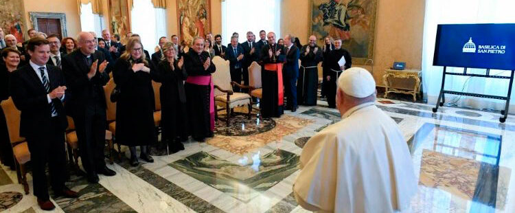 El papa Francisco con los sacerdotes de la basílica de San Pedro