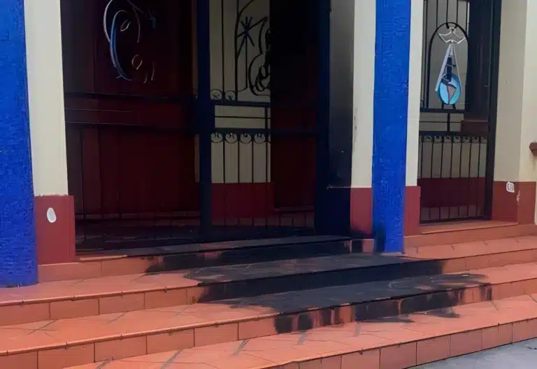 Lanzan un explosivo contra una parroquia de Rosario, en Argentina