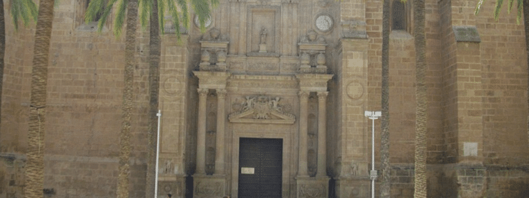El Obispado de Almería pide ayuda a la Junta para retirar símbolos franquistas de la Catedral
