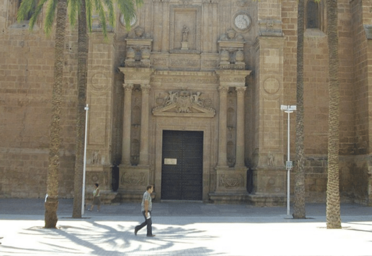 El Obispado de Almería pide ayuda a la Junta para retirar símbolos franquistas de la Catedral