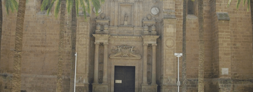 El Obispado de Almería pide ayuda a la Junta para retirar símbolos franquistas de la Catedral