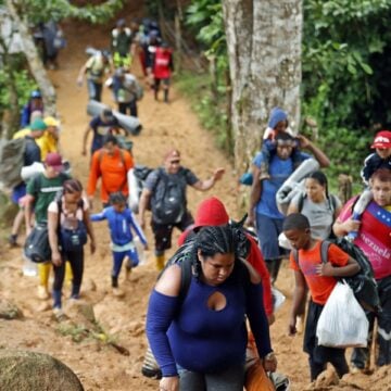 Migrantes cruzando el Darién