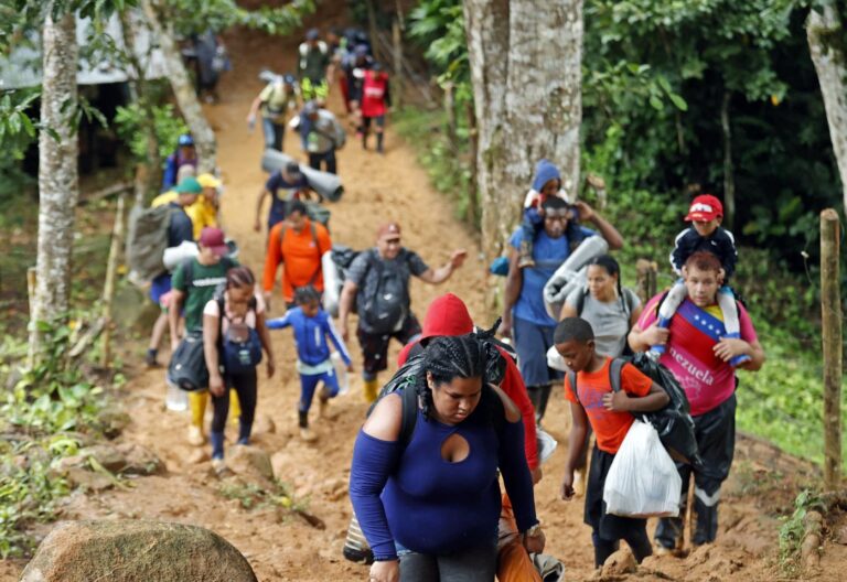Migrantes cruzando el Darién