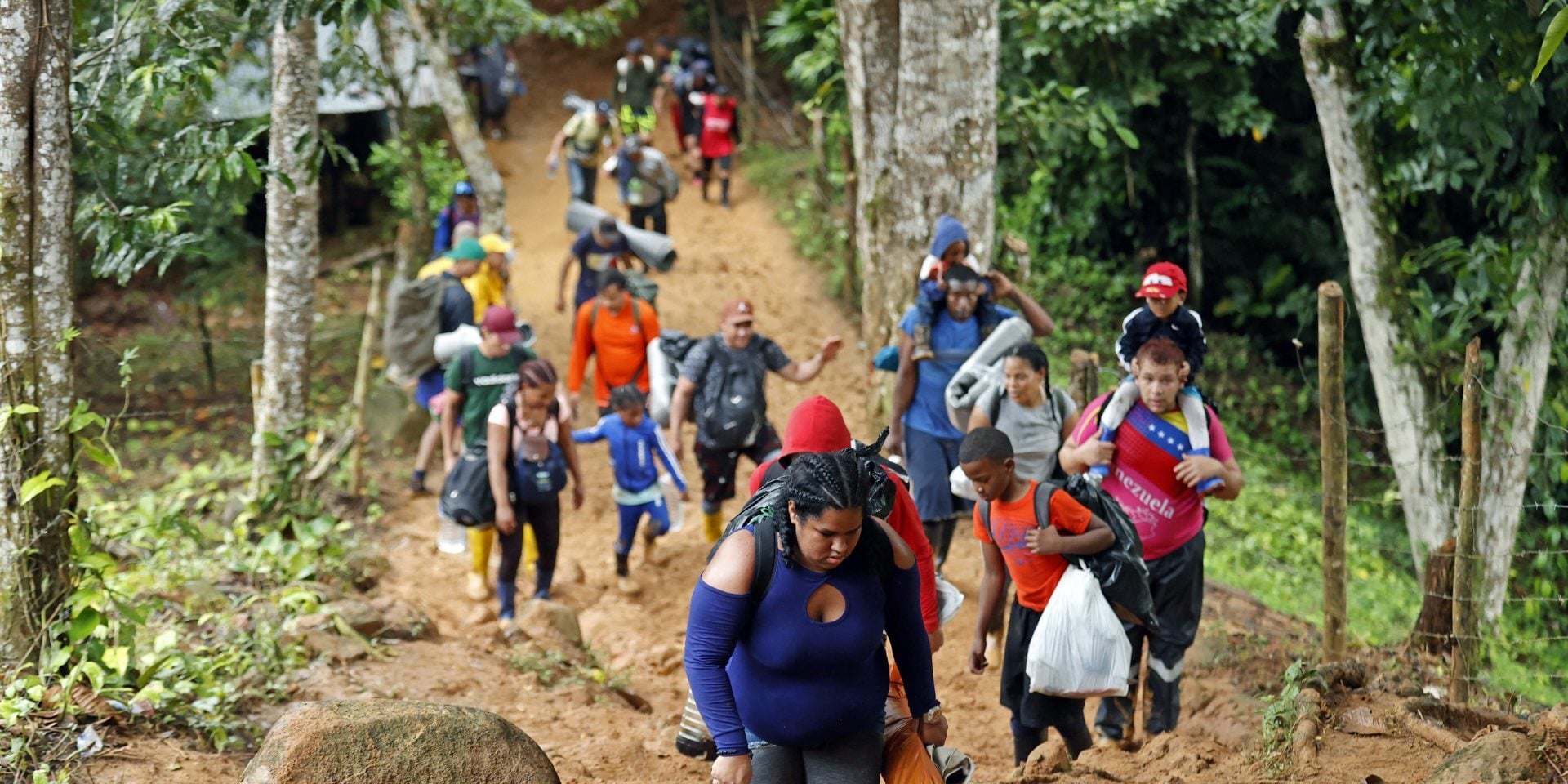 Migrantes cruzando el Darién