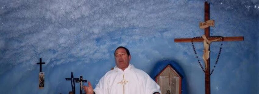 El padre Enrique Saguier oficia misa en la capilla de Nuestra Señora de las Nieves (foto cedida