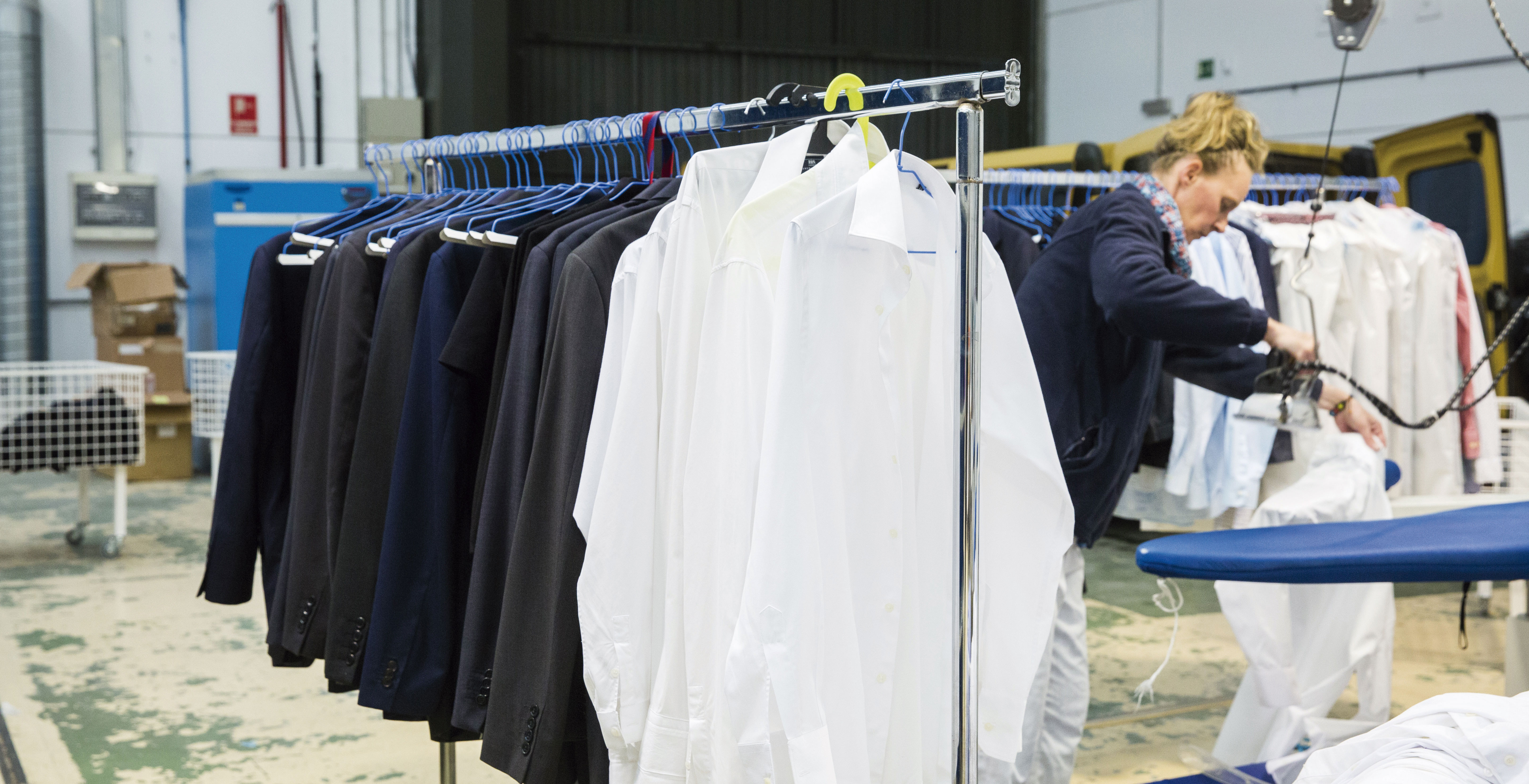 Mujer planchando en tintorería