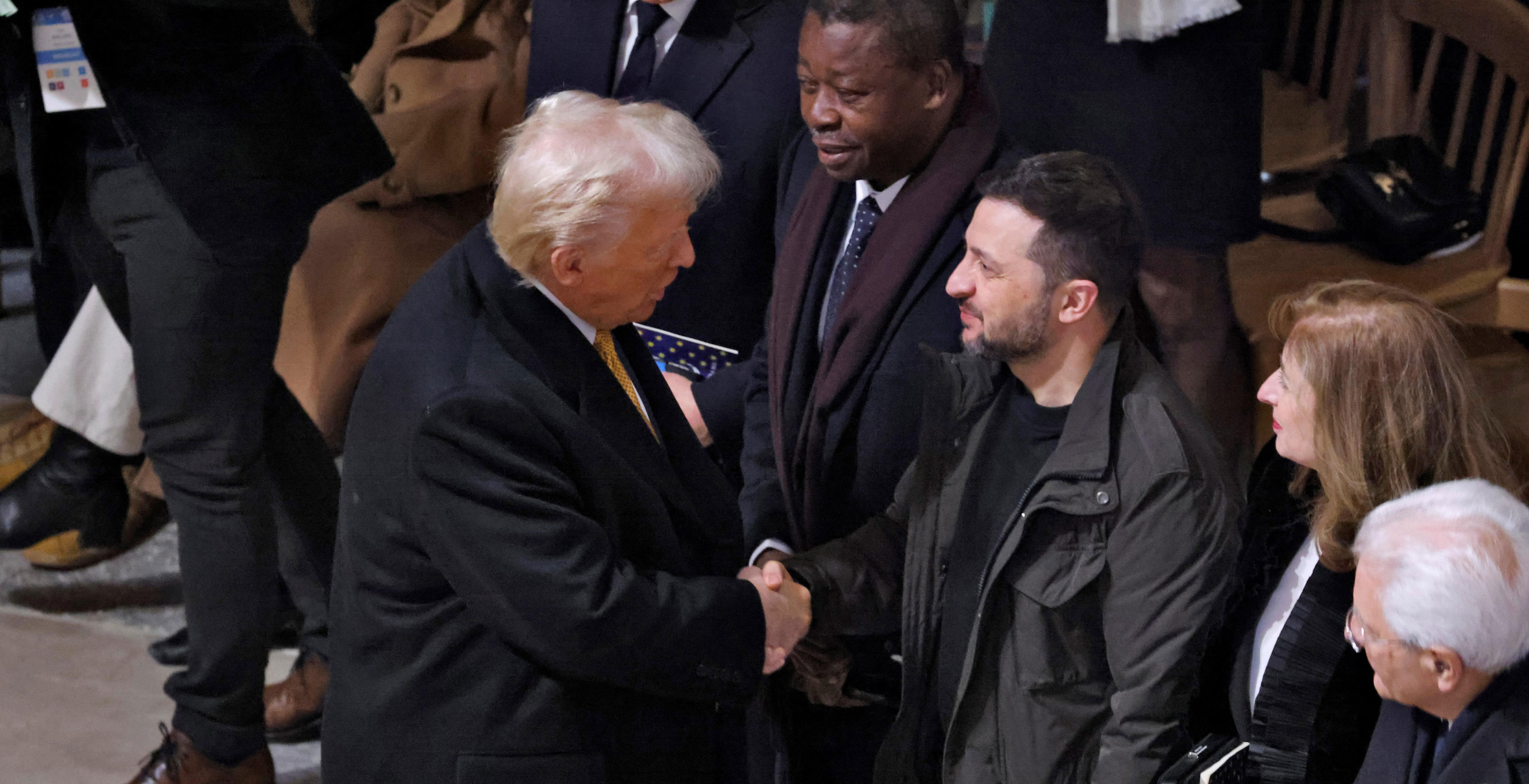 El presidente electo de Estados Unidos, Donald J. Trump le da la mano al presidente de Ucrania,