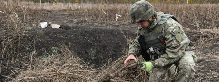 Un militar ucraniano desactiva minas antipersona (fuente: Efe)