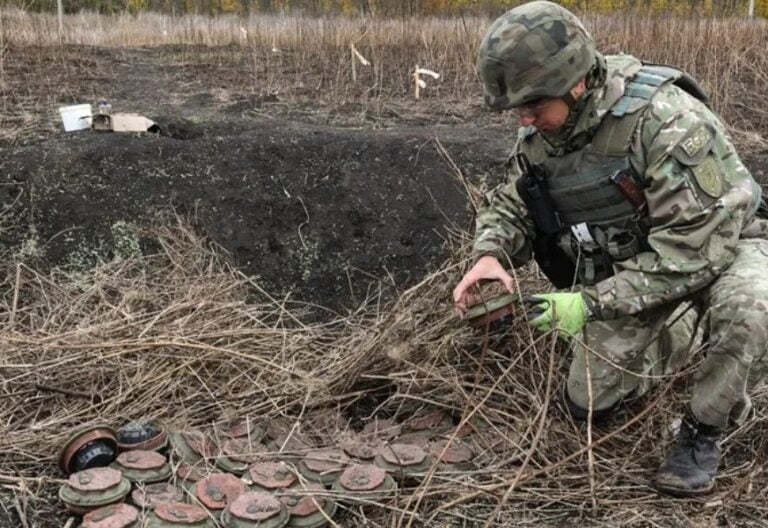 Un militar ucraniano desactiva minas antipersona (fuente: Efe)