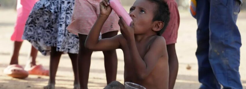 Un niño indígena wayúu come hielo saborizado el 14 de mayo de 2022 en la comunidad Witka, en