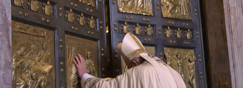 El papa Francisco abre la Puerta Santa por el inicio del Año Jubilar
