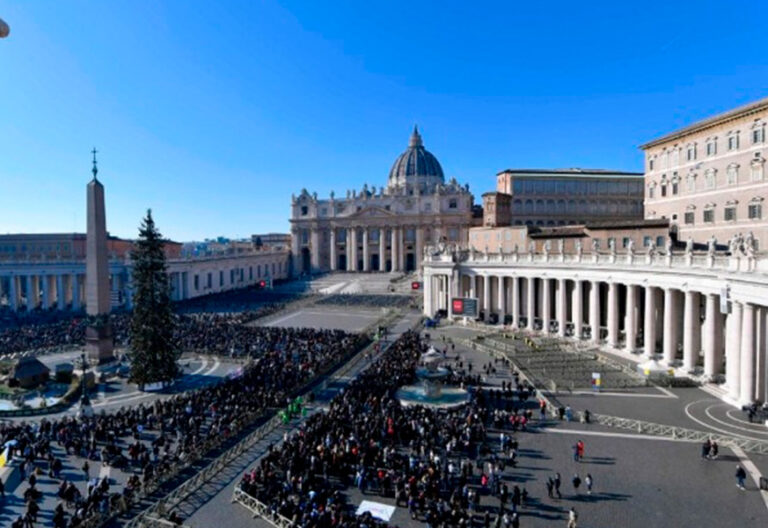El hermano de Elon Musk comete un error con el protocolo del Vaticano… y podría dejar sin un