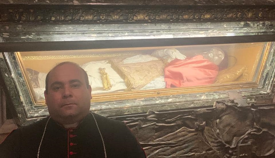 Rodrigo Ribeiro da Silva, ante la tumba de Pío V