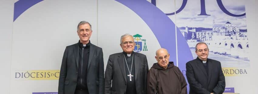 El obispo de Córdoba, Demetrio Fernández, junto al resto de representantes de la Diócesis que