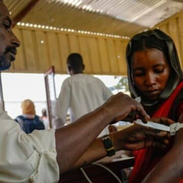 Prueba de desnutrición a refugiada sudanesa (fuente: Médicos sin Fronteras)