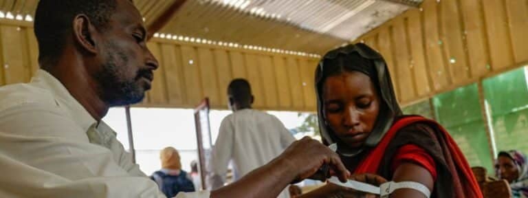 Prueba de desnutrición a refugiada sudanesa (fuente: Médicos sin Fronteras)