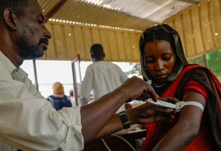 Prueba de desnutrición a refugiada sudanesa (fuente: Médicos sin Fronteras)