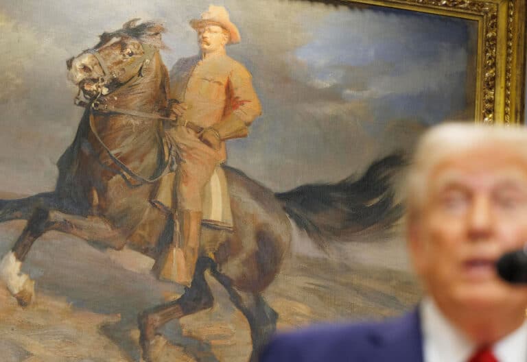 Un retrato del 26º presidente de Estados Unidos, Theodore Roosevelt, se ve detrás del presidente