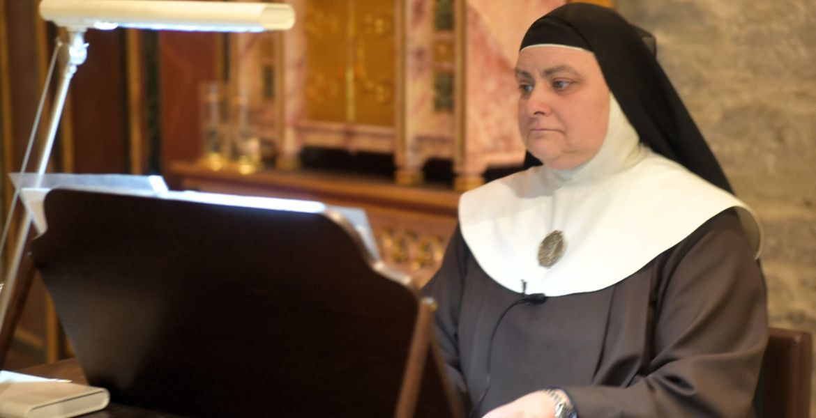 Una de las monjas de Belorado toca el órgano del monasterio (fuente: Comunidad de clarisas de