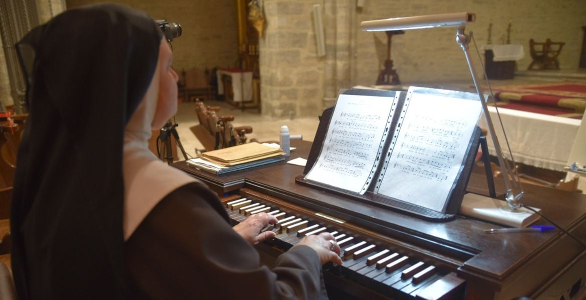 Una de las monjas de Belorado toca el órgano del monasterio (fuente: Comunidad de clarisas de