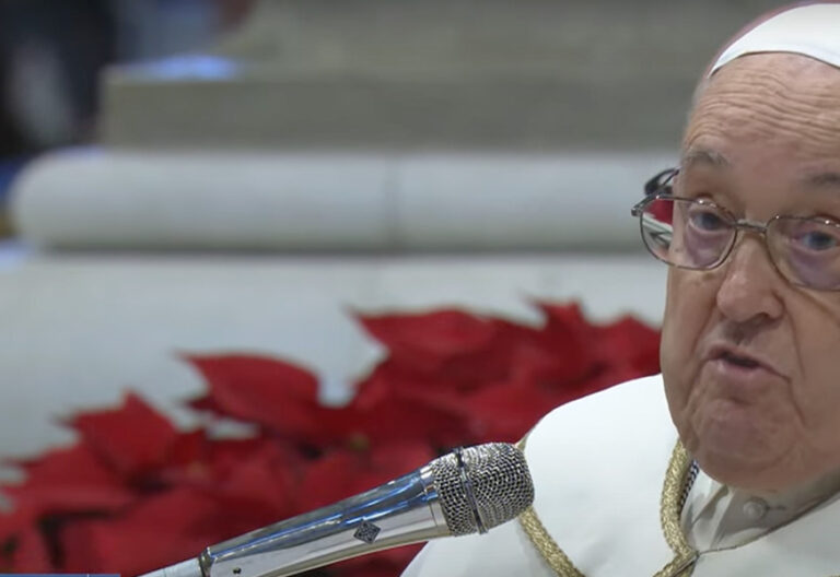 Francisco reitera en la misa de la Epifanía que “Dios no se revela a unos privilegiados, sino