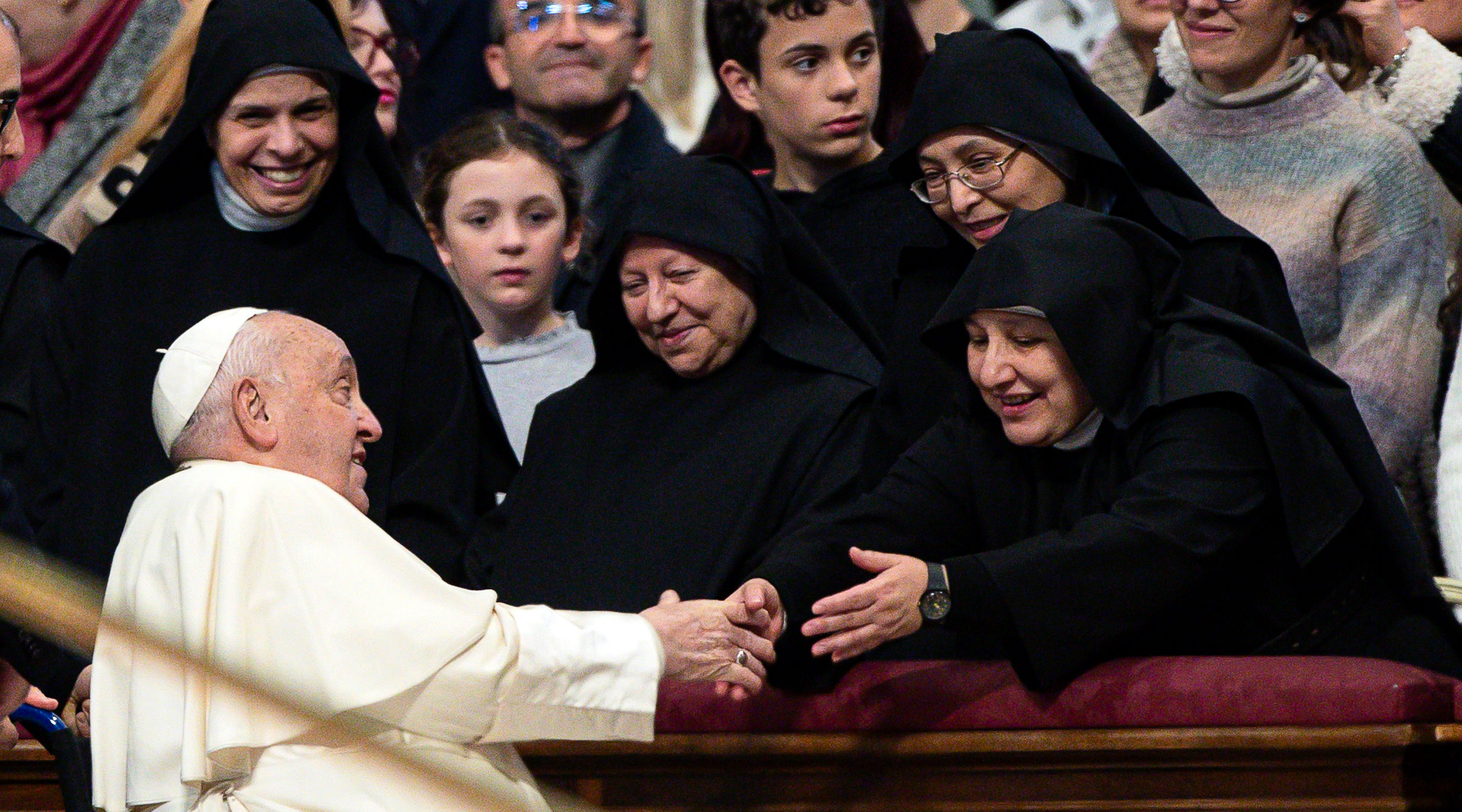 Monjas saludando al Papa