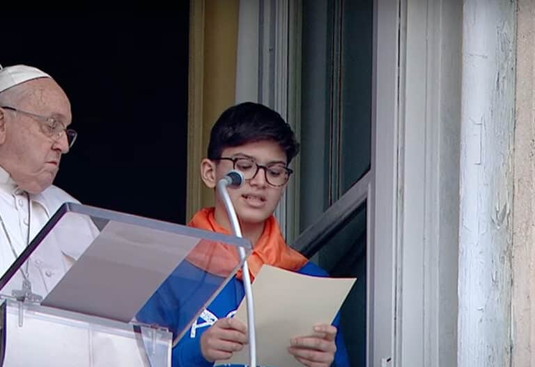 Francisco sentencia en el ángelus: “No se puede negar el Holocausto”