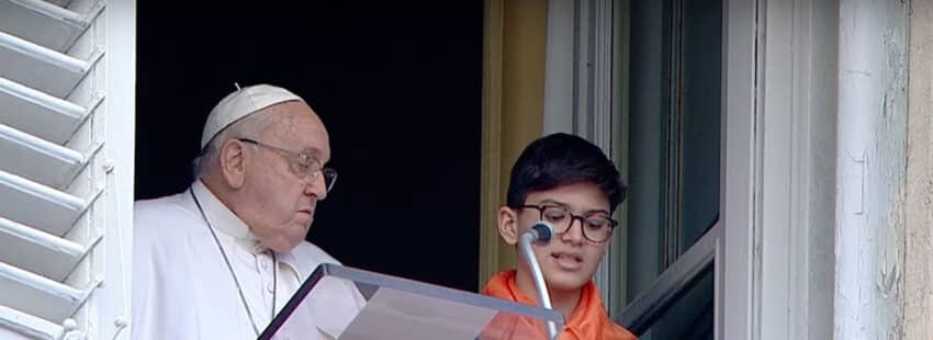 Francisco sentencia en el ángelus: “No se puede negar el Holocausto”