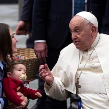 El papa Francisco, con una familia, en la audiencia general