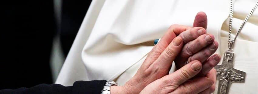 Vatican City (Vatican City State (holy See)), 25/01/2025.- A faithful touches the hand of Pope