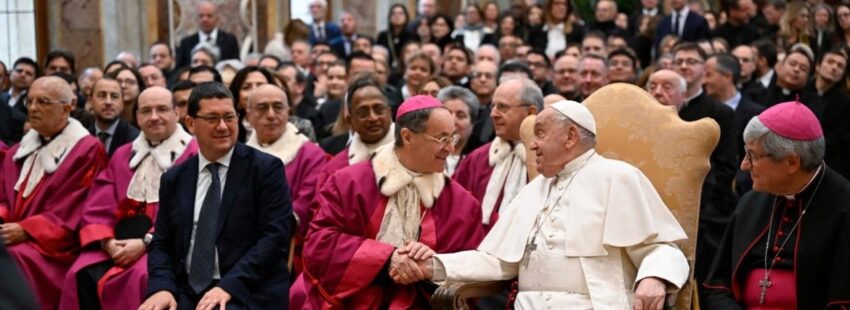 El papa Francisco, en la audiencia a la Rota romana