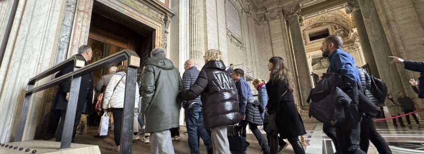 Un grupo de peregrinos entra por la Puerta Santa de la basílica de San Pedro en el Jubileo 2025