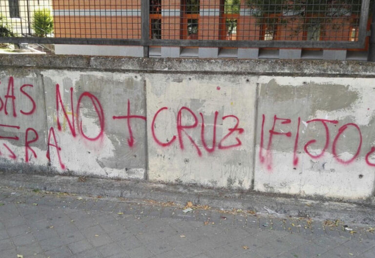 Pintada en la tapia de un colegio religioso contra la celebración de la eucaristía en el centro y la presencia de crucifijos en las aulas