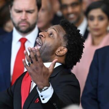 Washington (United States), 20/01/2025.- Pastor of 180 Church Lorenzo Sewell delivers a benediction