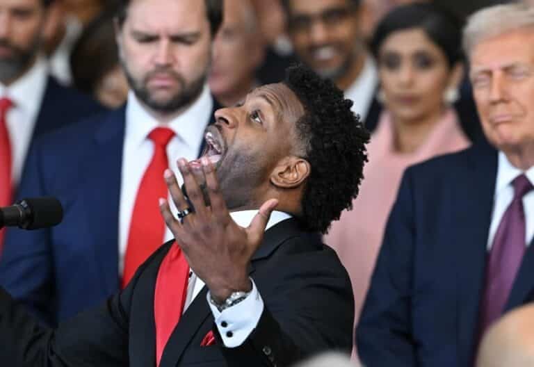 Washington (United States), 20/01/2025.- Pastor of 180 Church Lorenzo Sewell delivers a benediction after President Donald Trump was sworn in as the 47th US President in the US Capitol Rotunda in Washington, DC, USA, 20 January 2025. EFE/EPA/SAUL LOEB / POOL