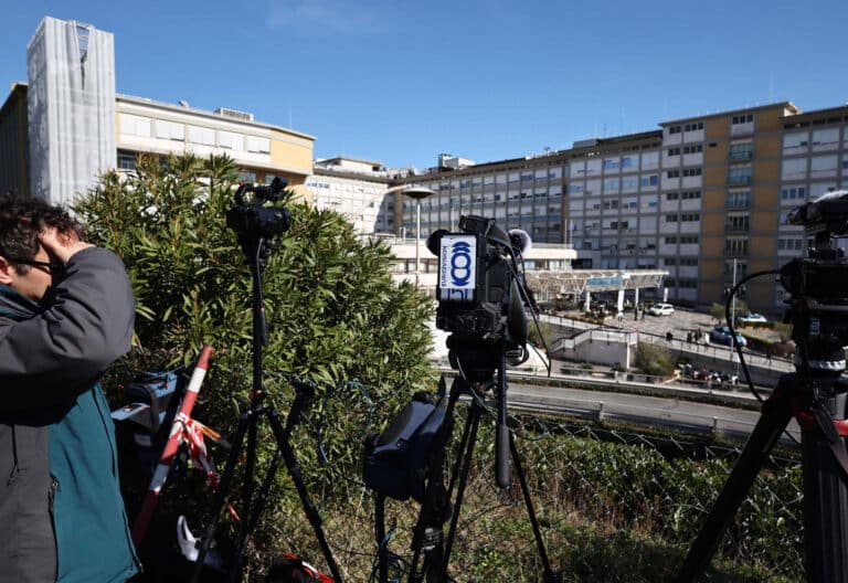 Calma tensa en el Gemelli: “El Papa ha pasado bien la noche, ha dormido y está reposando”