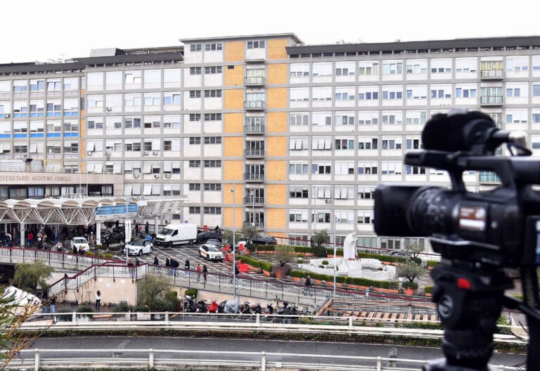 El último parte médico del Papa revela que tiene un principio de insuficiencia renal