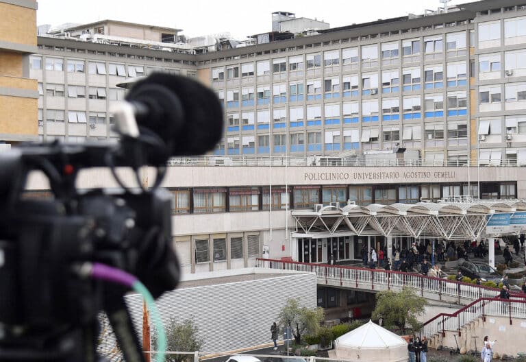 El papa Francisco: pronóstico reservado tras una crisis asmática aguda