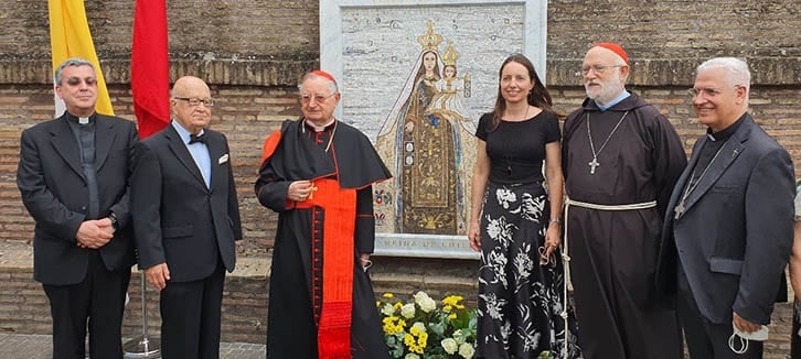 Réplicas del mosaico chileno de la Virgen del Carmen de los jardines del Vaticano recorren el país