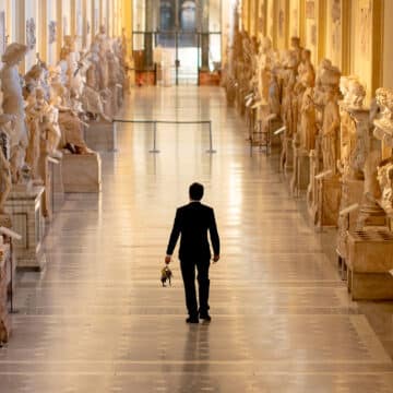 Un trabajador de los Museos Vaticanos