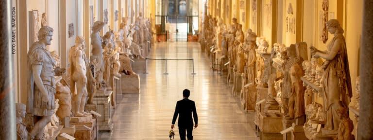 Un trabajador de los Museos Vaticanos
