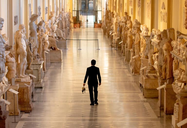 Un trabajador de los Museos Vaticanos