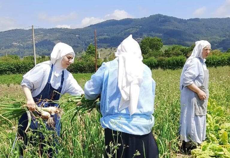 Las monjas cismáticas de Belorado, en el huerto del convento