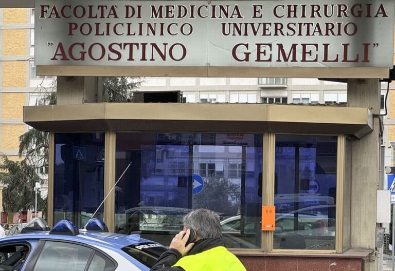 CIUDAD DEL VATICANO, 14/02/2025.- Una vista general del hospital Agostino Gemelli de Roma, donde el