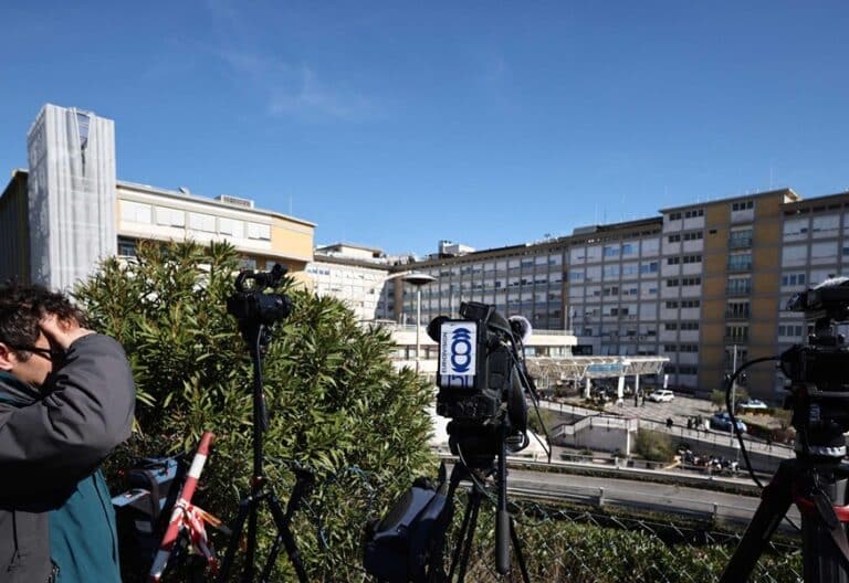 Periodistas en el Hospital Gemelli de Roma