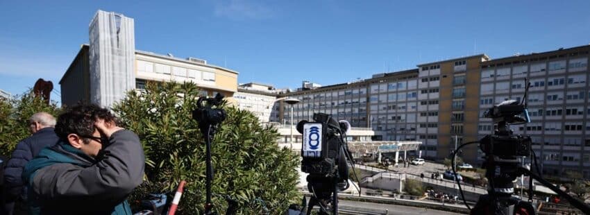 Periodistas en el Hospital Gemelli de Roma