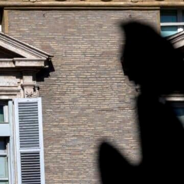 Ventanal de los palacios apostólicos al que se asoma el Papa para rezar el ángelus