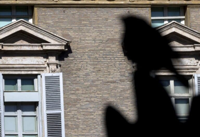 Ventanal de los palacios apostólicos al que se asoma el Papa para rezar el ángelus