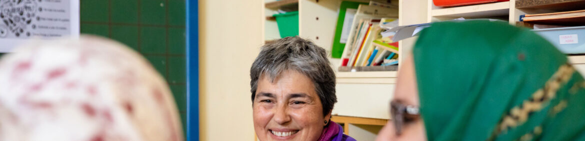 La religiosa de las Hijas de Jesús, con algunas de las mujeres musulmanas que acuden a la Asociación Intercultural de Mujeres Nakani, en Roquetas de Mar (Almeria).